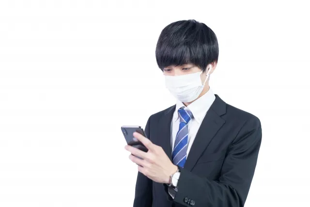 ❌ NG例③:マスク・サングラス・集合写真