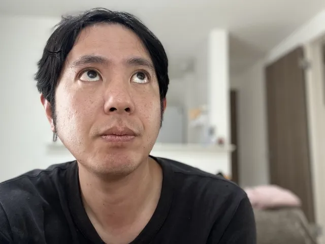 ❌ NG例①:インカメ自撮り(真正面/顎引きすぎ)