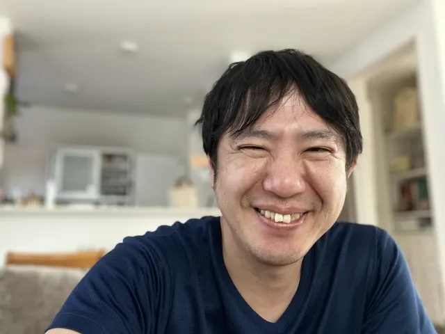 ❌ NG例②:室内で生活感丸出しの背景